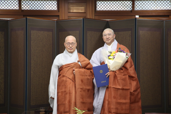 ​사진=좌측부터 총무원장 진우스님 , 오심스님 (대한불교조계종 제공)​